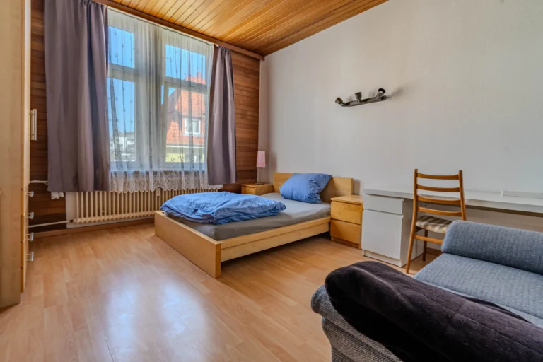 Schlafzimmer im Apartment 6 der Pension Bärbel Neelen – komfortables Doppelbett
