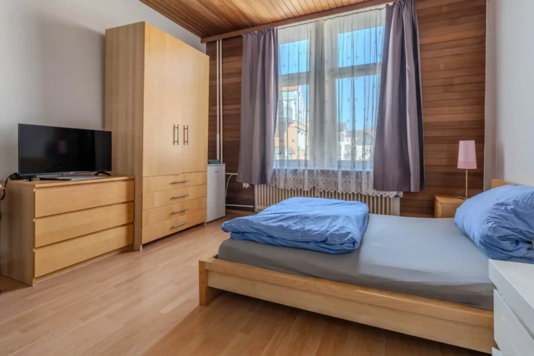 Schlafzimmer im Apartment 6 der Pension Bärbel Neelen – komfortables Doppelbett