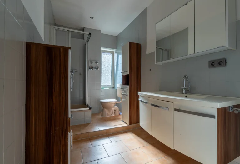 Badezimmer im Apartment 6 der Pension Bärbel Neelen – Dusche und WC